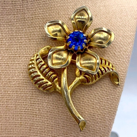 Vintage Gold Tone Floral Brooch Royal Blue Rhinestone Center Textured Leaves - Picture 4 of 4